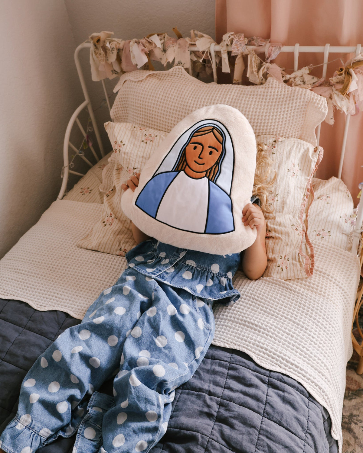 mary pillow be a heart