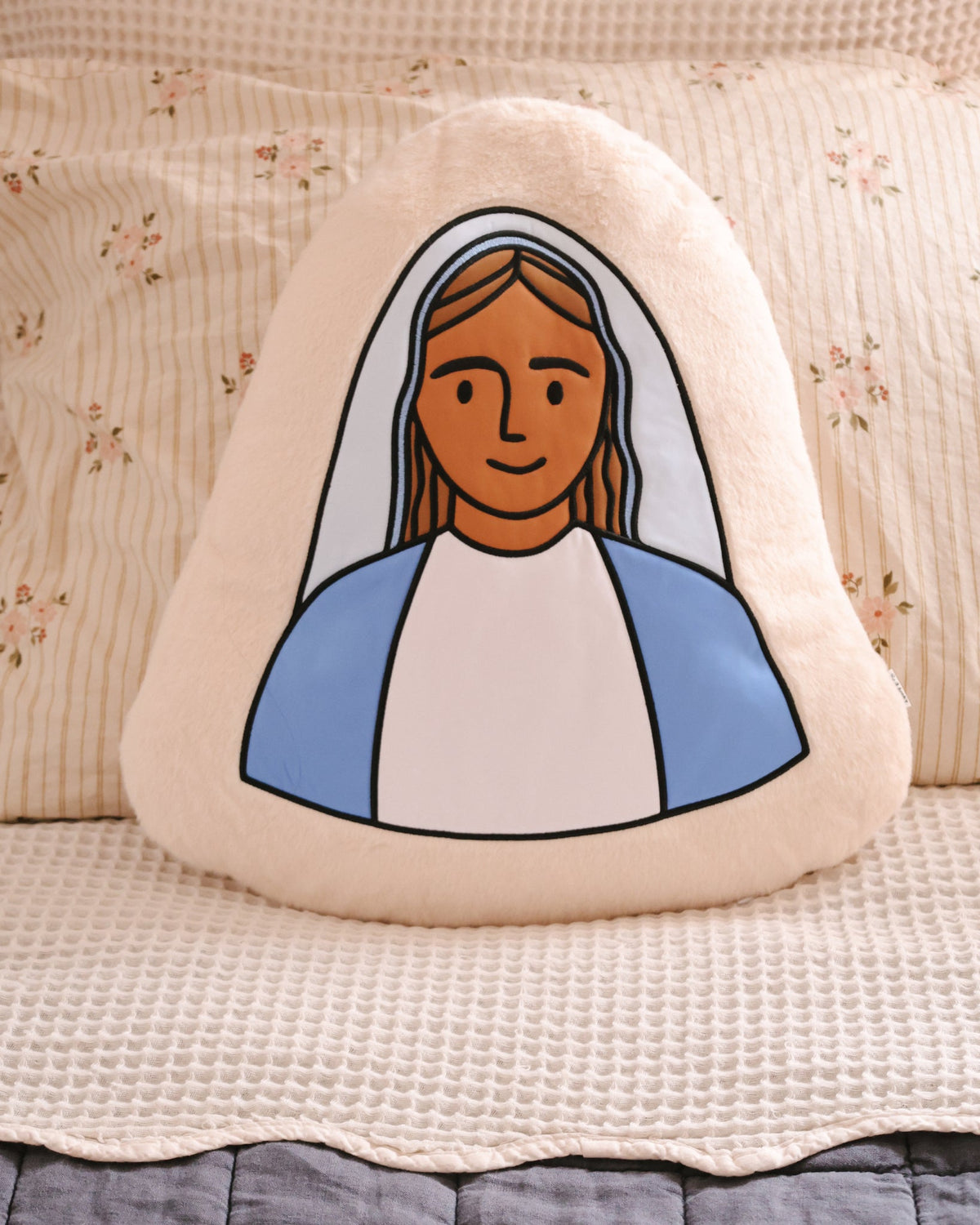 mary pillow be a heart
